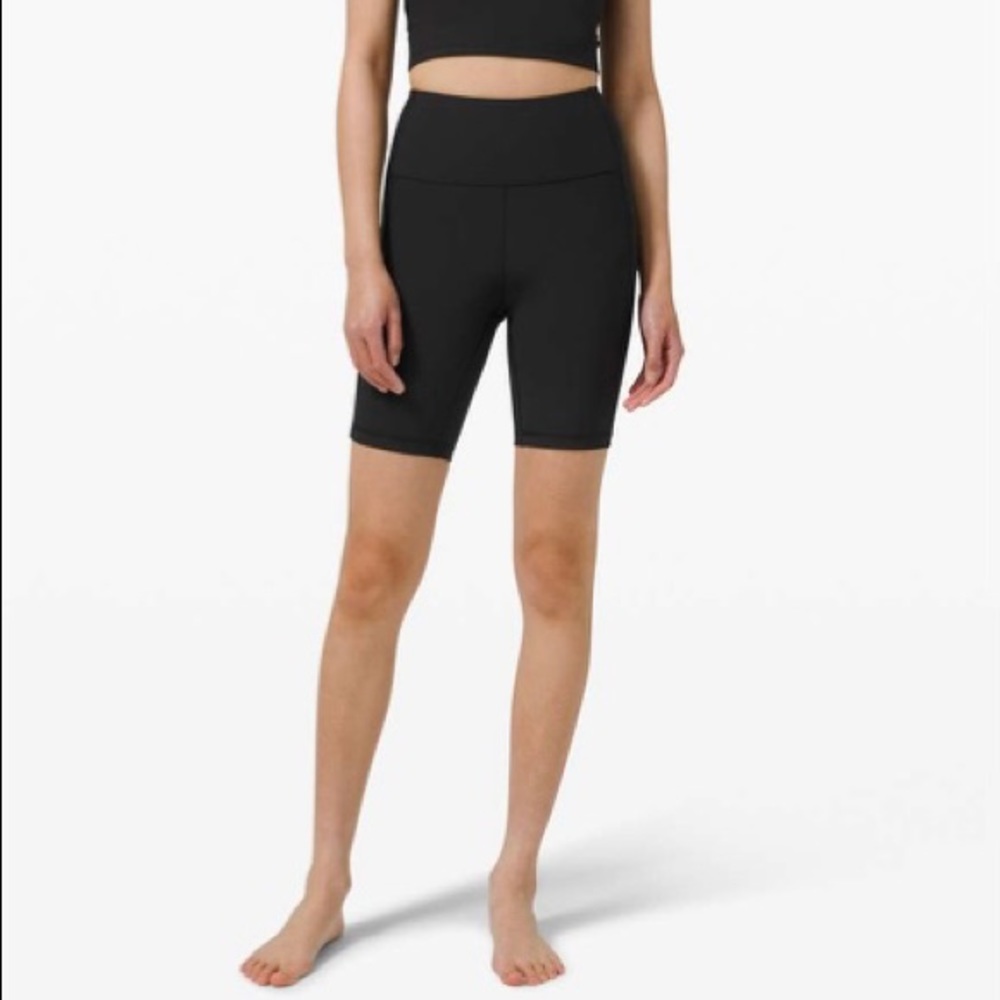 EUC Lululemon Ribbed Contoured High Rise Short 8”